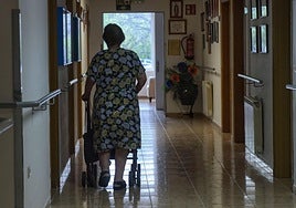Una anciana recorre el pasillo de una residencia en una imagen de archivo.