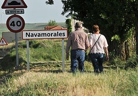 Dos personas pasean por un pueblo.