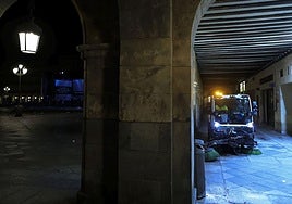 Servicio de limpieza actuando en la Plaza Mayor de Salamanca.
