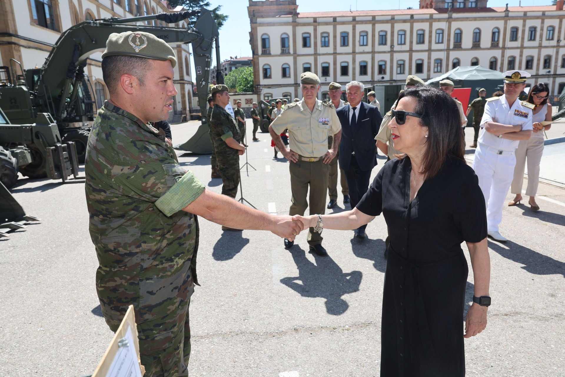 La visita de la ministra de Defensa al REI 11 de Ingenieros de Salamanca, en imágenes