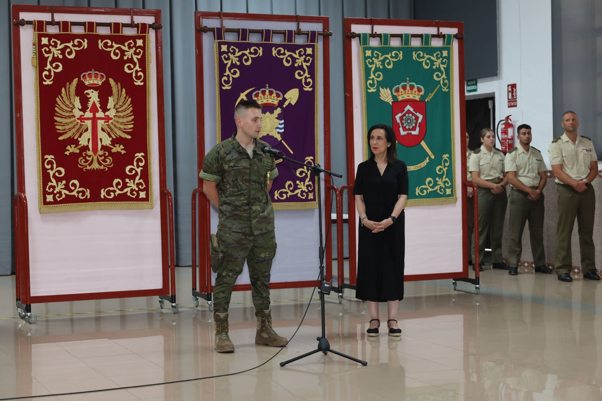 La visita de la ministra de Defensa al REI 11 de Ingenieros de Salamanca, en imágenes