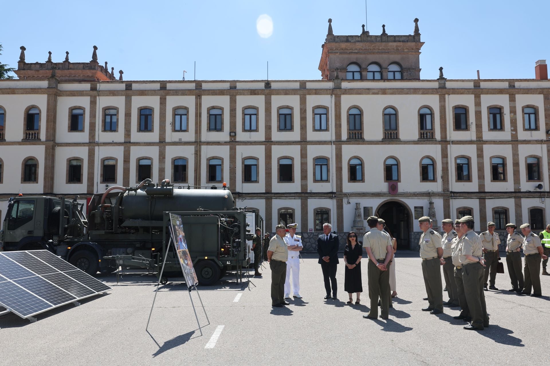 La visita de la ministra de Defensa al REI 11 de Ingenieros de Salamanca, en imágenes