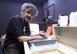 El artista Claudio de la Cal revelando una fotografía en su laboratorio Artística Marciana.