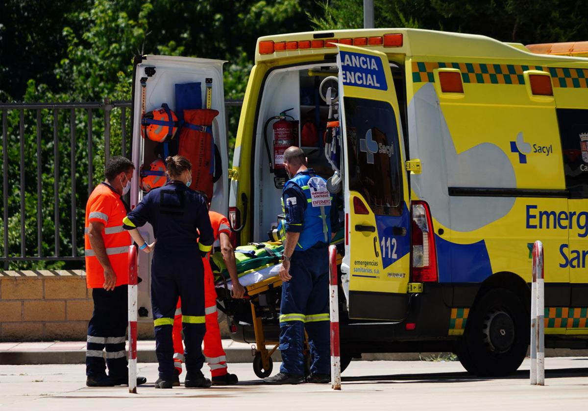 Una ambulancia en una imagen de archivo en Salamanca.