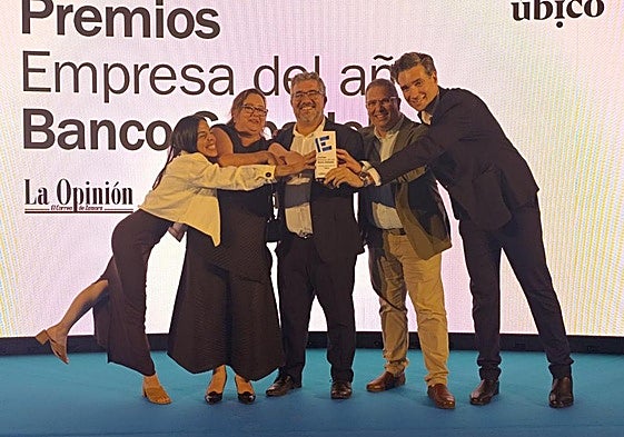 El equipo de Tebrio con el galardón