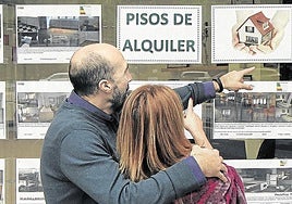 Una pareja observa las ofertas de viviendas en alquiler.SH