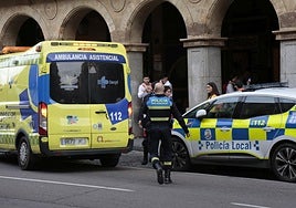 Imagen de archivo de ambulancia y Policía Local en Gran vía.