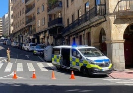 Imagen del lugar del atropello entre la cuesta de Sancti Spiritus con la Gran Vía en Salamanca instantes después del atropello.