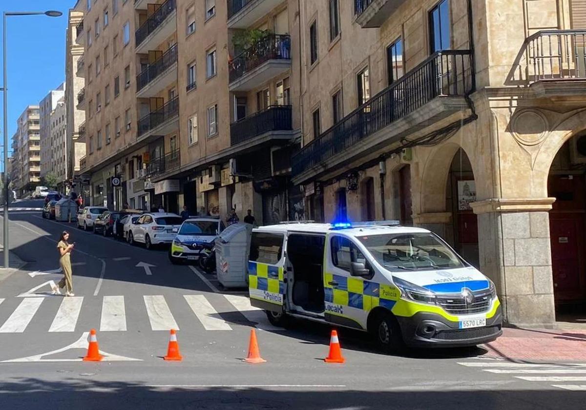 Imagen del lugar del atropello entre la cuesta de Sancti Spiritus con la Gran Vía en Salamanca instantes después del atropello.
