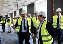 El consejero de Sanidad, Alejandro Vázquez, visita las obras del centro de salud Prosperidad.