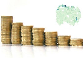 Monedas colocadas por montones de manera descendente y, arriba a la derecha, el mapa de Salamanca con los datos.