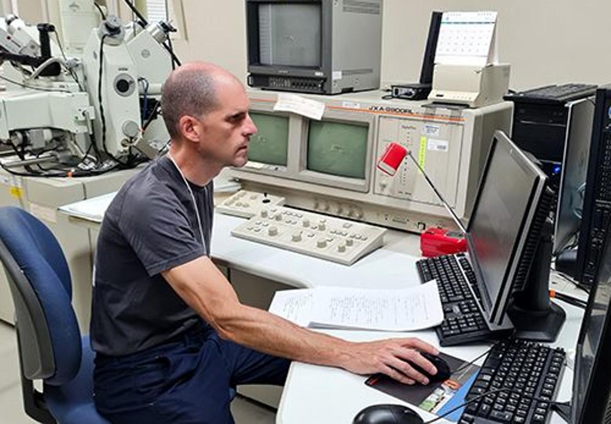 El investigador de la USAL Antonio Álvarez Valero cuantifica el material volcánico extraído durante las expediciones.