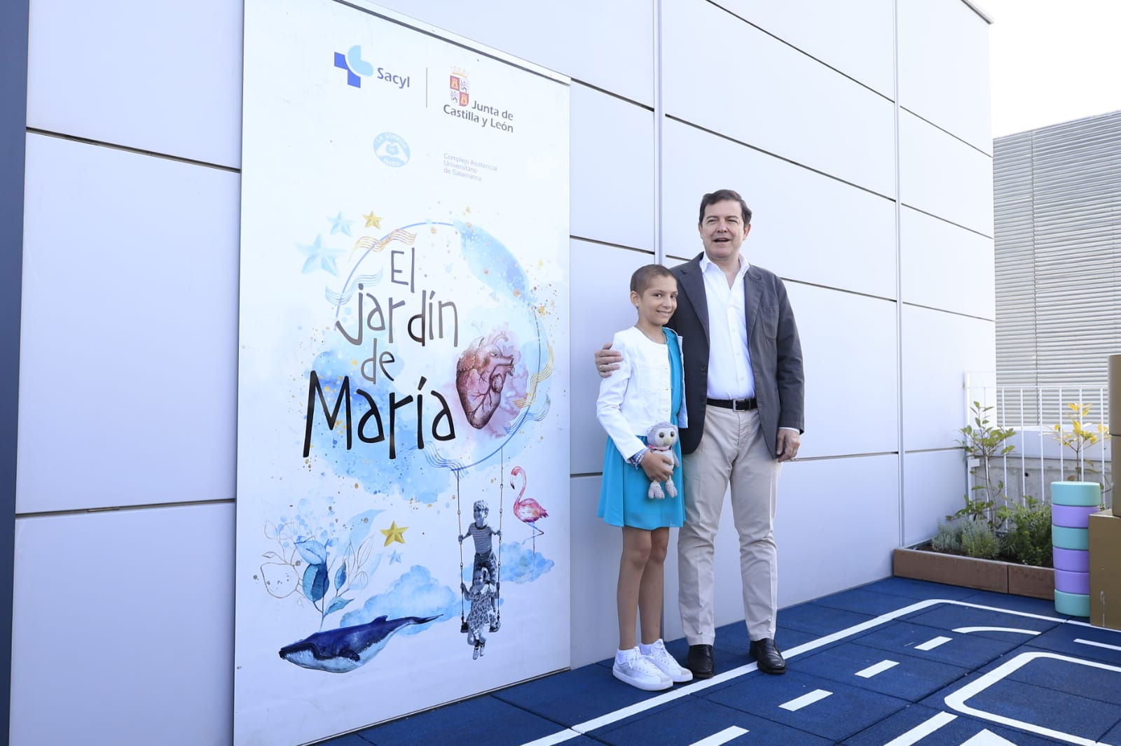 La azotea del hospital de Salamanca se convierte en un parque para niños con cáncer