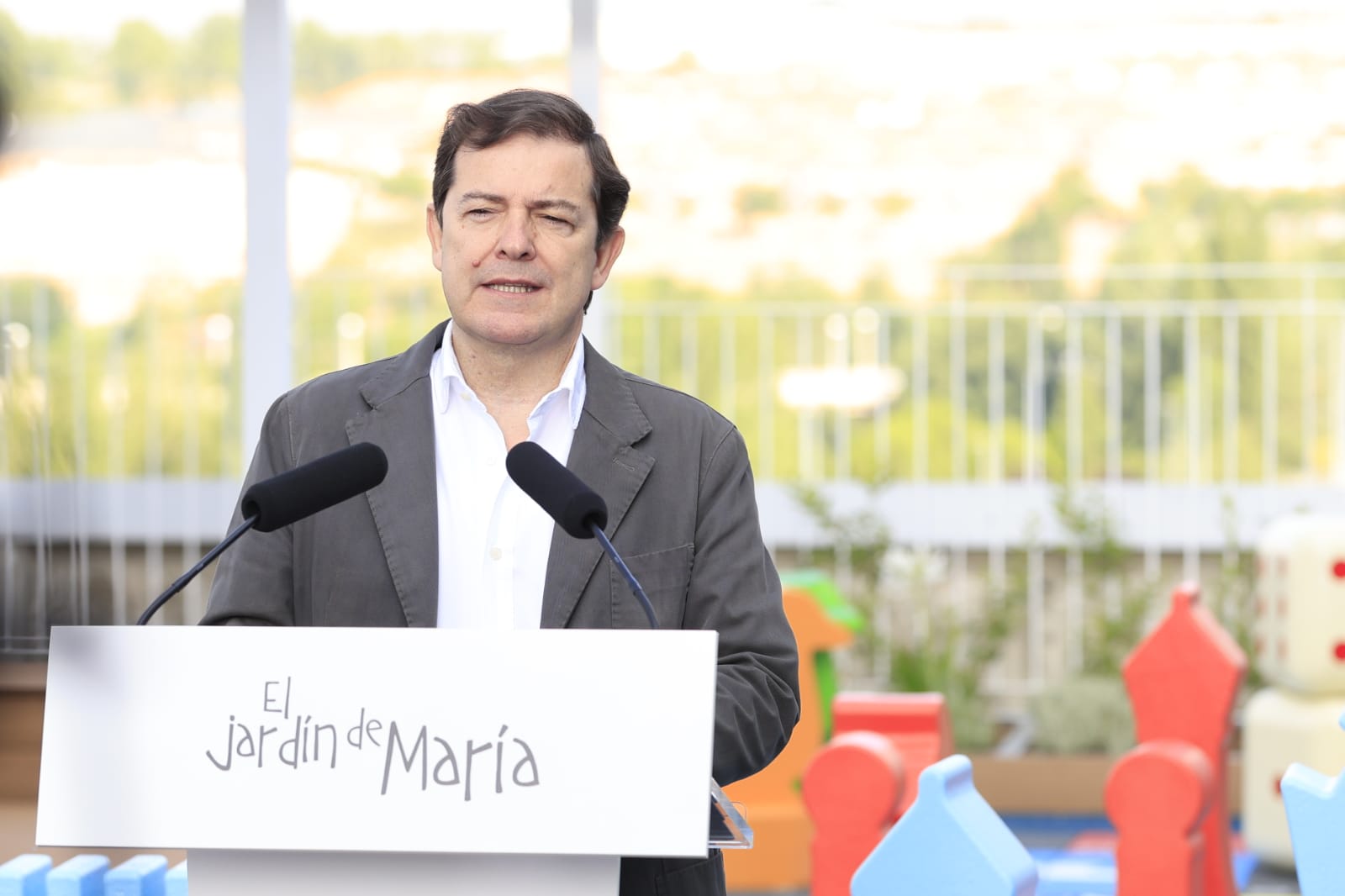 La azotea del hospital de Salamanca se convierte en un parque para niños con cáncer