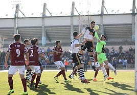 Carlos de la Nava, de Unionistas, trata de rematar de cabeza en un derbi