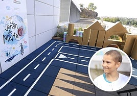 El 'Jardín de María' de la terraza del hospital de Salamanca, en el círculo, María Caamaño.