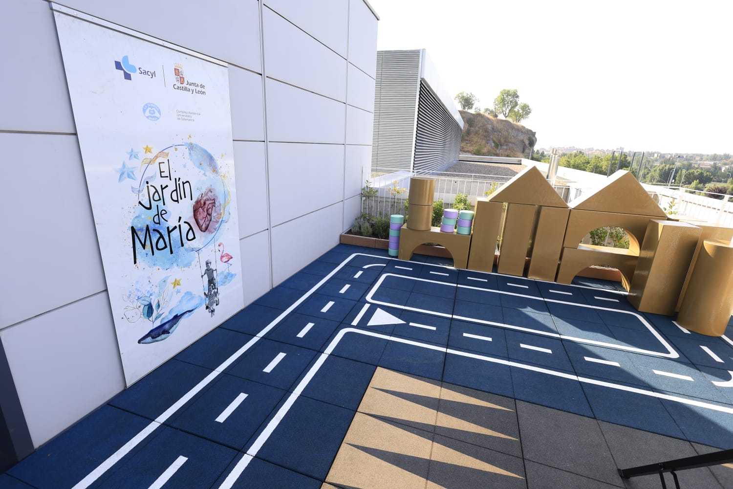 La azotea del hospital de Salamanca se convierte en un parque para niños con cáncer
