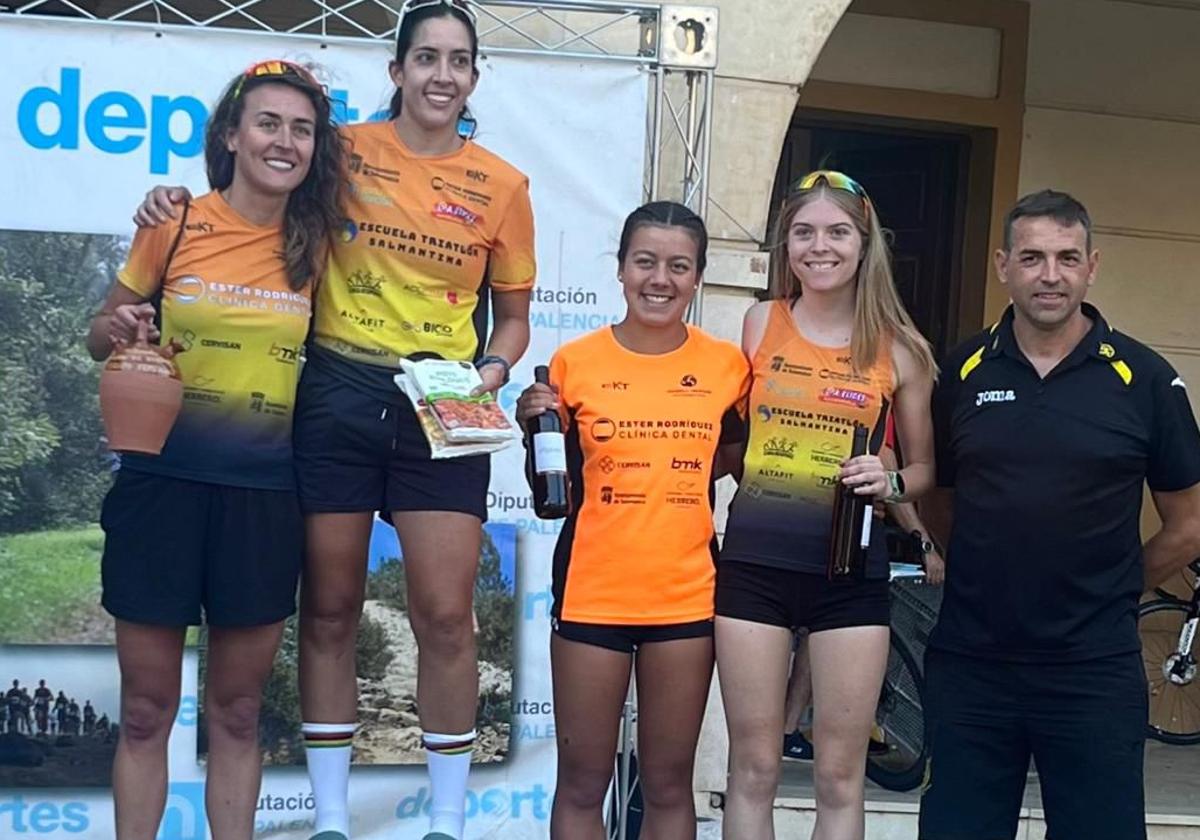 Podio de la prueba con las féminas de la Escuela de Triatlón Salmantina en Duelas.
