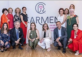 La ministra de Sanidad, Mónica García, acudió a la presentación de esta iniciativa (blusa negra con pantalón rojo).