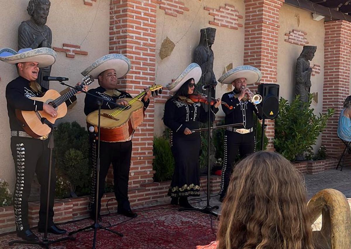 Imagen secundaria 1 - El Patio de La Casa del Trotamundos anima las noches de Tierra de Campos