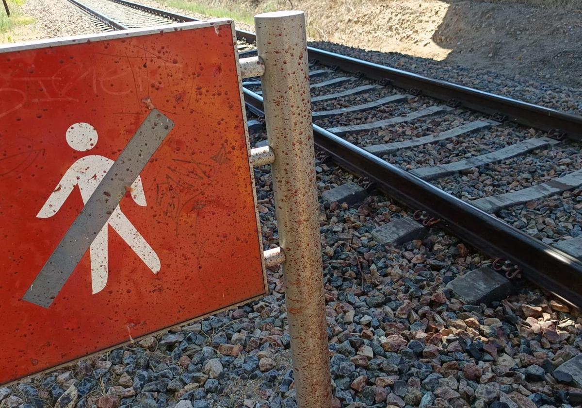 Señal de prohibido el paso en el lugar del doble atropello mortal en Moriscos. .