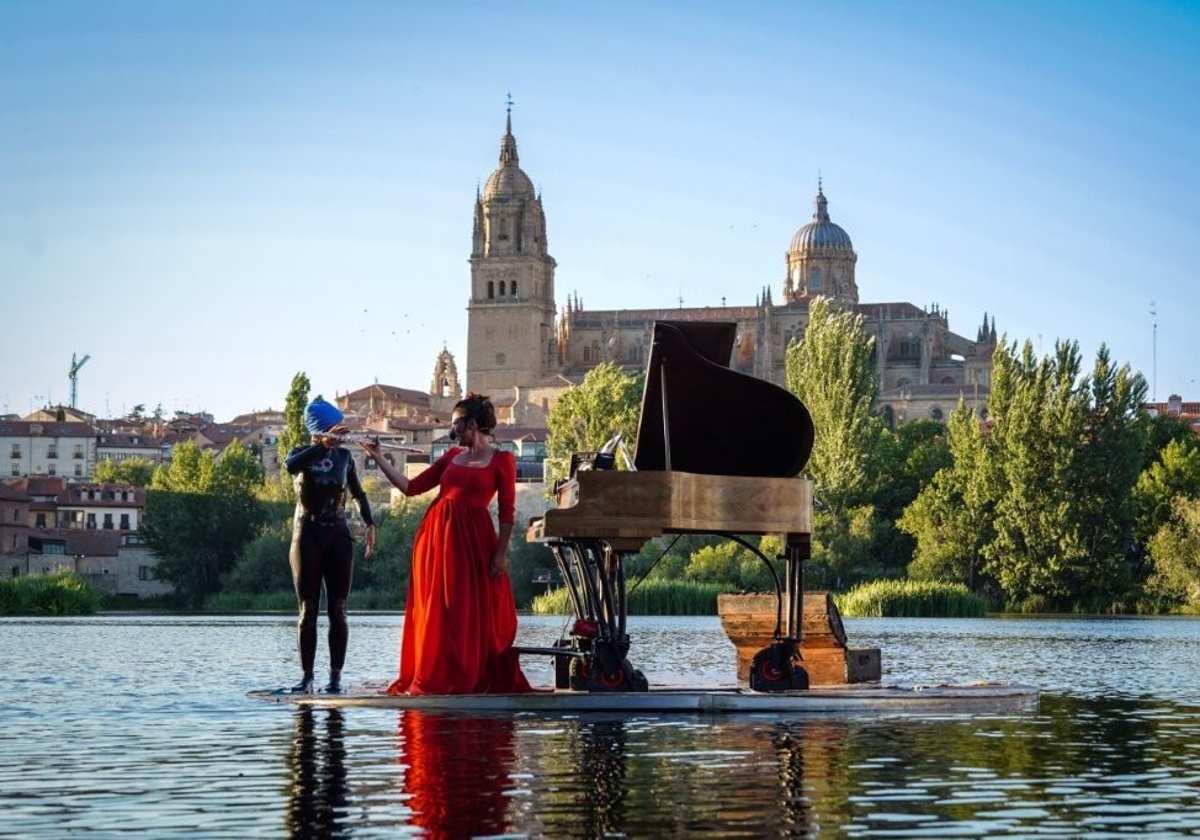 Regresa a Salamanca el concierto sobre el agua del río Tormes, 'Pedalopiano. A fleur d'eau. El Piano Flotante'