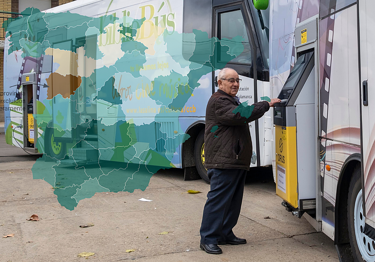 Un hombre saca dinero de un 'bilbiocajero' de la Diputación de Salamanca.