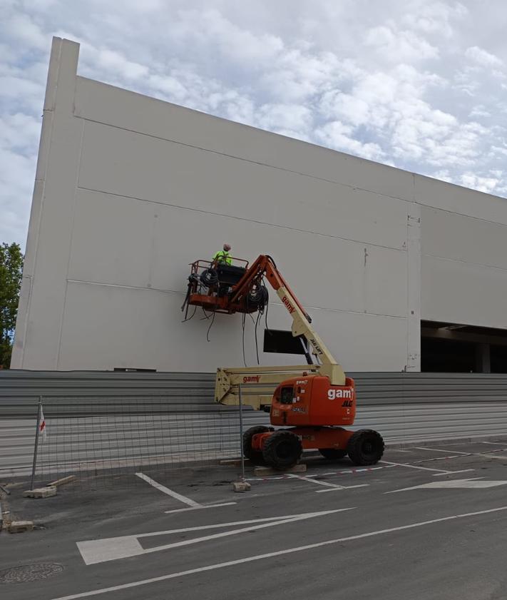 Imagem secundária 2 - O edifício como um todo, detalhes da fachada e placas do sistema externo.