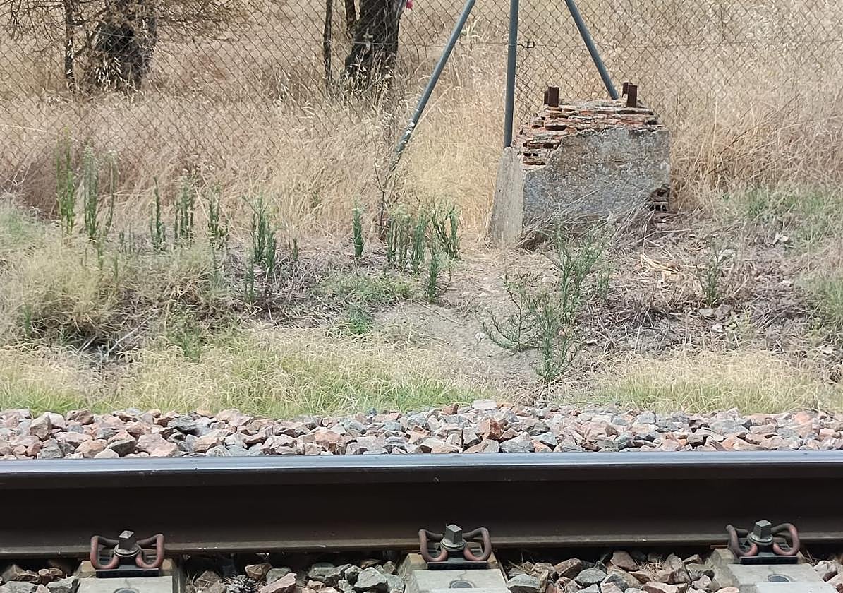 Vallado roto en el apeadero de Moriscos.