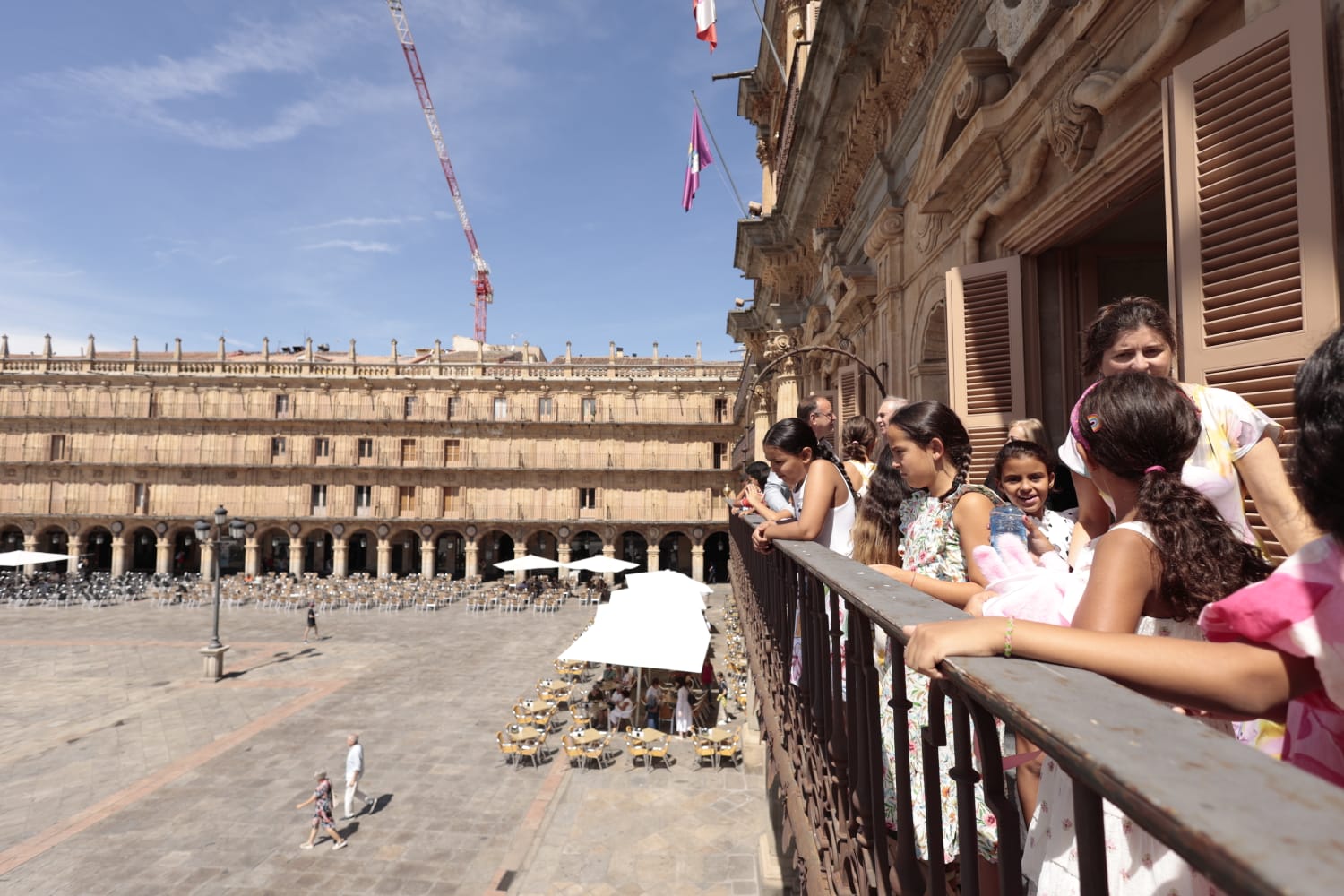 Los niños saharauis que pasarán el verano con familias salmantinas acuden al Ayuntamiento