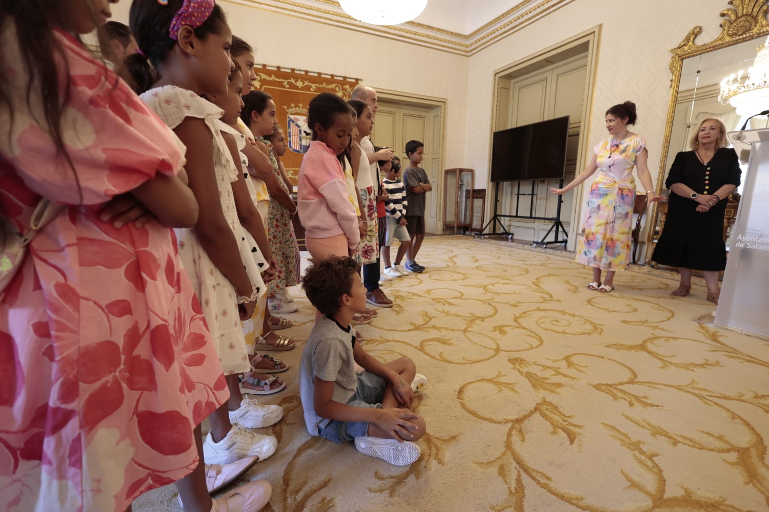 Los niños saharauis que pasarán el verano con familias salmantinas acuden al Ayuntamiento