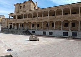 El nuevo pavimento de la plaza de San Román ya instalado.