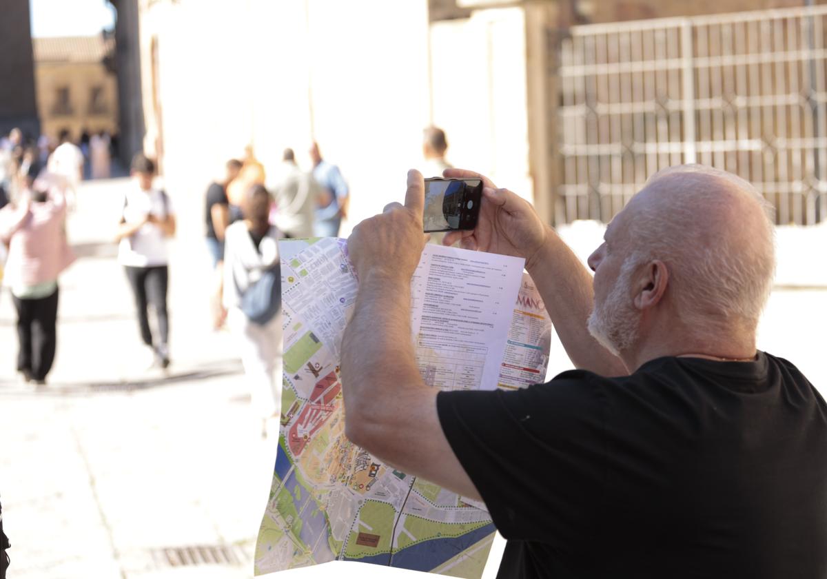 Un turista realiza una foto foto con un plano de la mano