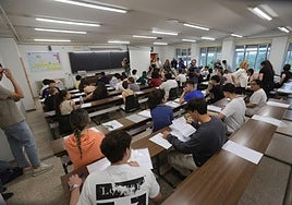 Alumnos examinándose de la PAU en la Universidad de Salamanca.