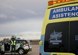 Ambulancia y patrulla de la Guardia Civil en una imagen de archivo