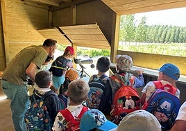 Los niños en el Observatorio de Aves.
