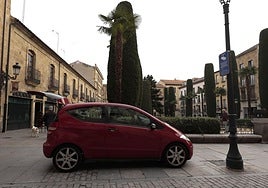 Vehículo en una calle peatonal de Salamanca en una imagen de archivo