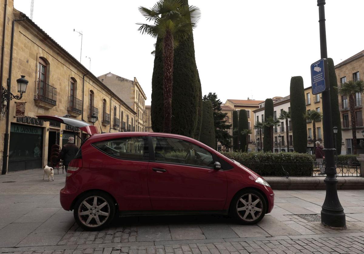 Vehículo en una calle peatonal de Salamanca en una imagen de archivo