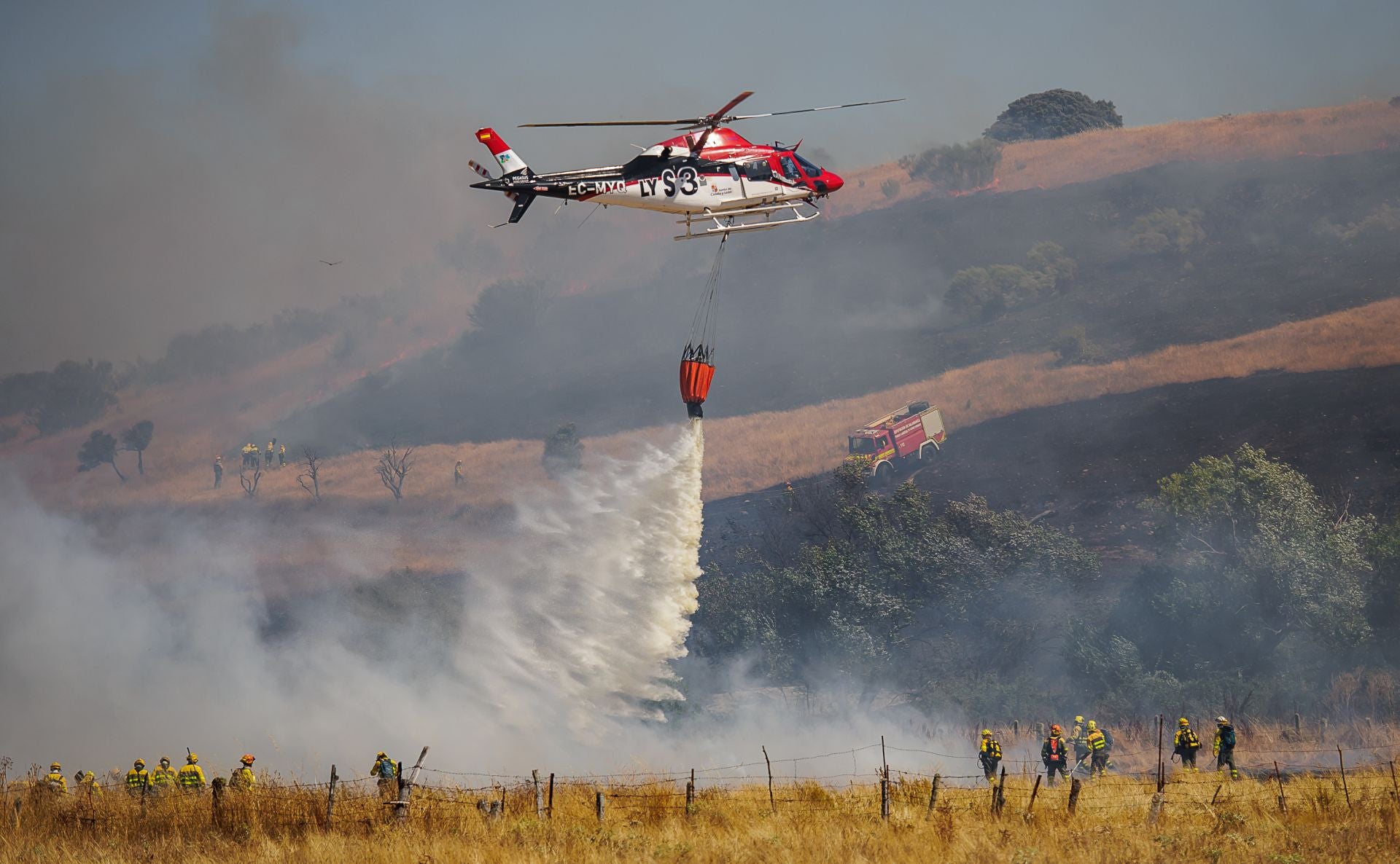El incendio que ha atemorizado a los vecinos de Martín de Yeltes, en imágenes