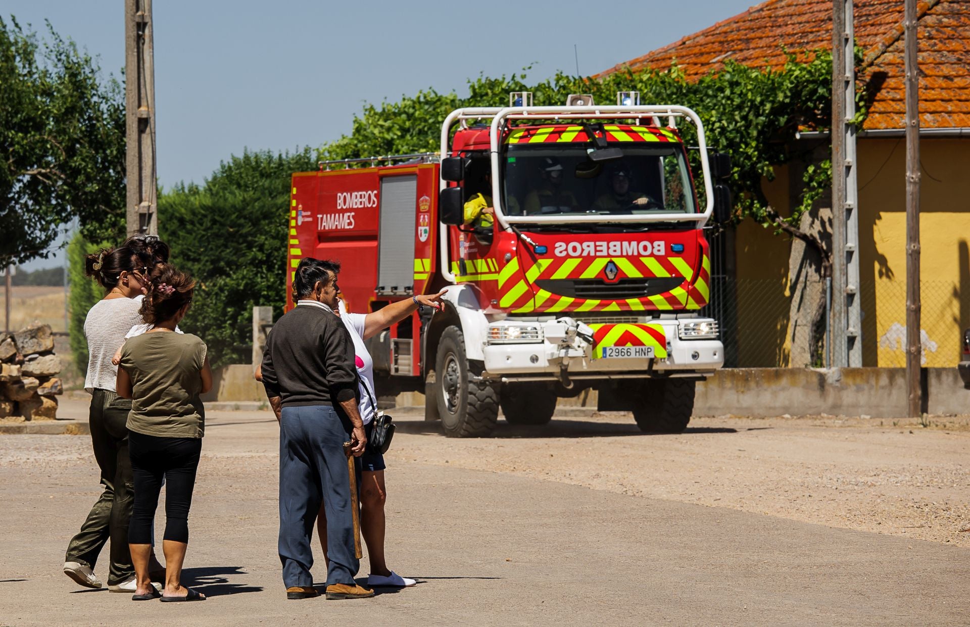 El incendio que ha atemorizado a los vecinos de Martín de Yeltes, en imágenes