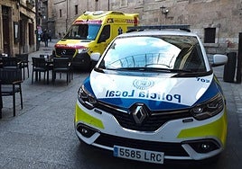 Imagen de archivo de un coche de la Policía Local de Salamanca y una ambulancia del Sacyl.