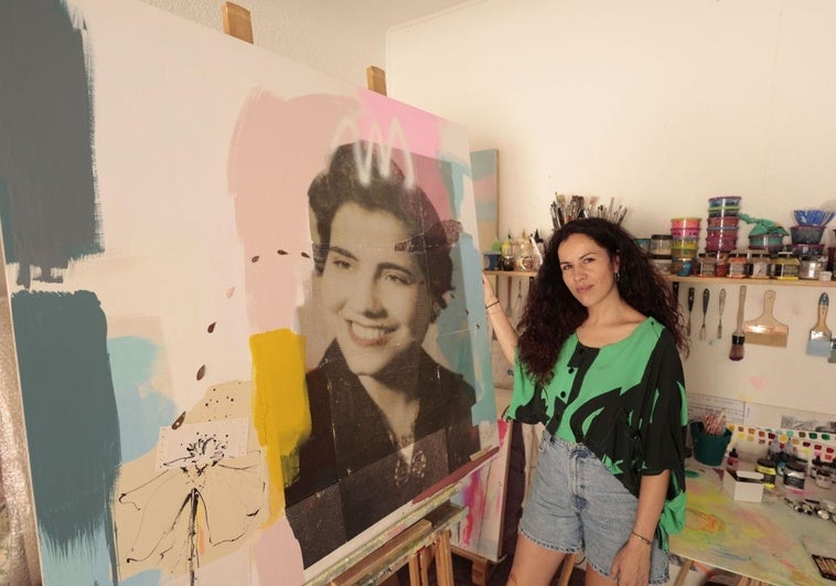 Cristina Aliste Miguel junto a una de sus obras en su estudio de pintura.
