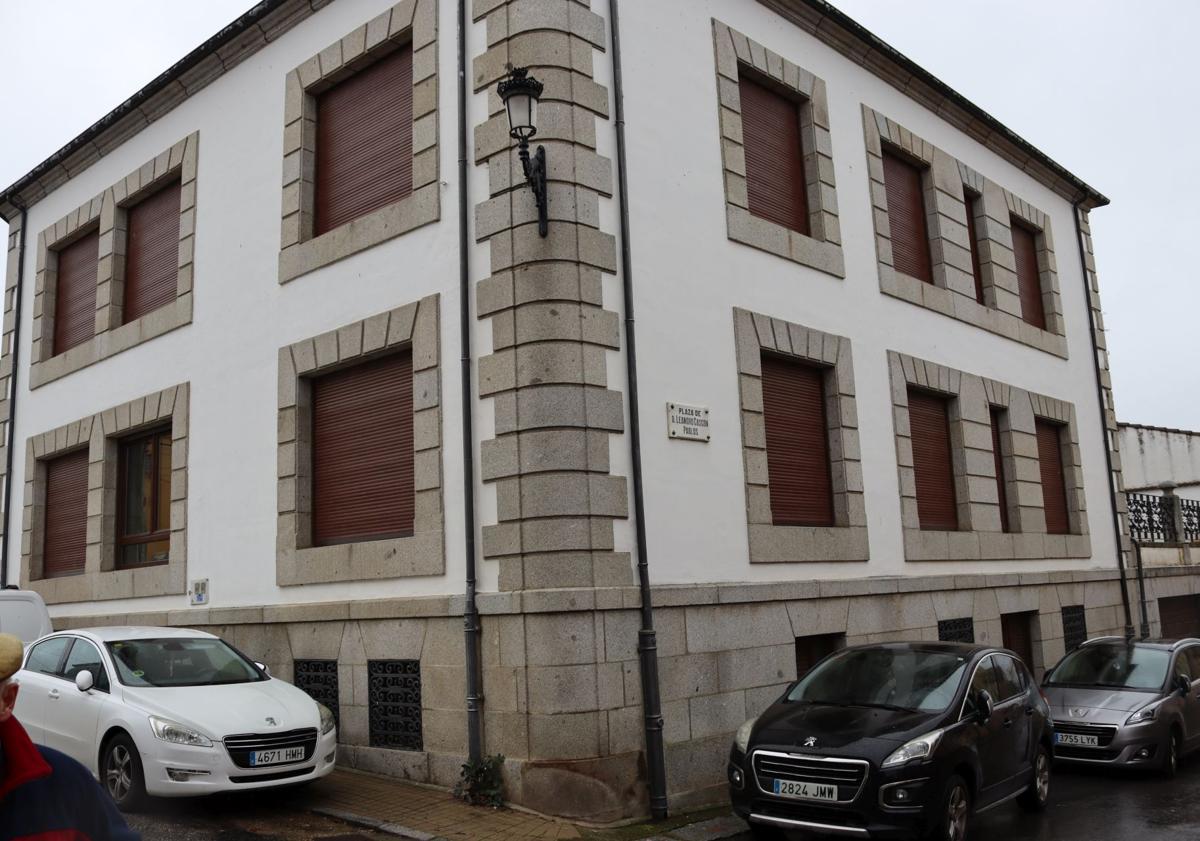 L'image principale - l'ancien siège social de la banque, maintenant une maison privée, et le fondateur du fondateur du même endroit.