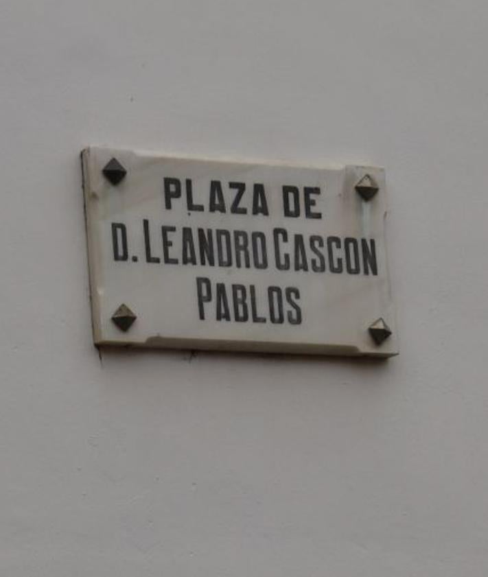 Figure secondaire 2 - L'ancien siège social d'origine de la banque, maintenant une maison privée, et la plaque dédiée dédiée au fondateur du même endroit.