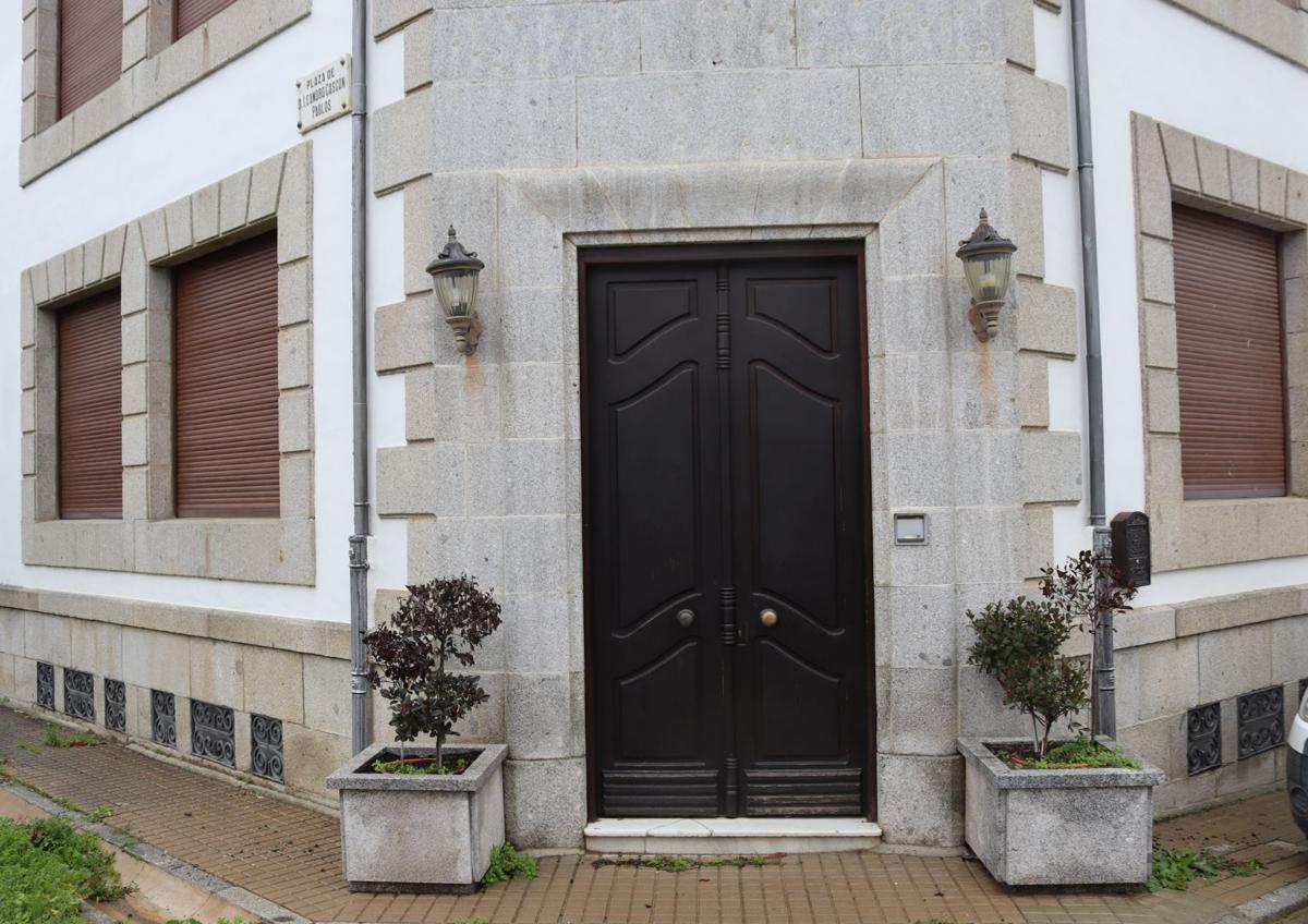 Figure secondaire 1 - L'ancien siège social d'origine de la banque, maintenant une maison privée, et la plaque dédiée dédiée au fondateur du même endroit.