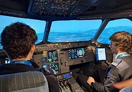 Dos alumnos de Adventia, en una simulador de vuelo.