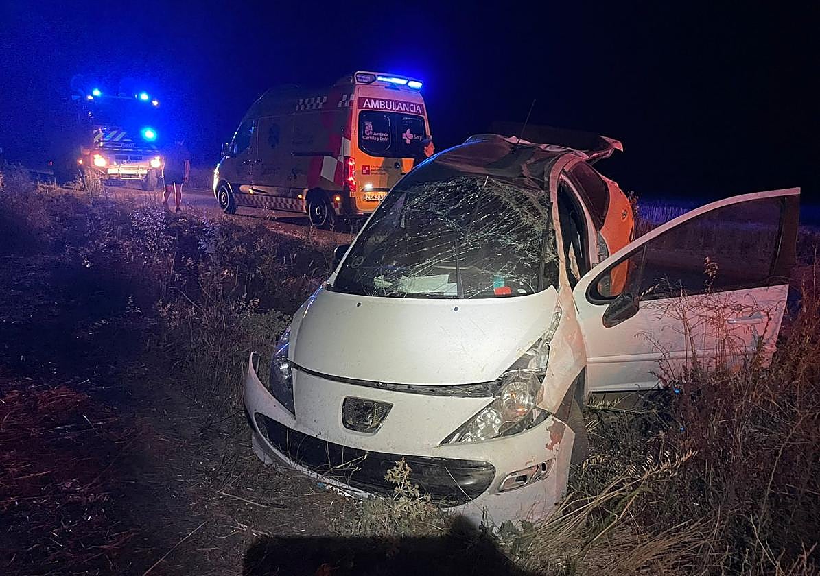 Imagen del coche accidentado en Zorita de la Frontera.
