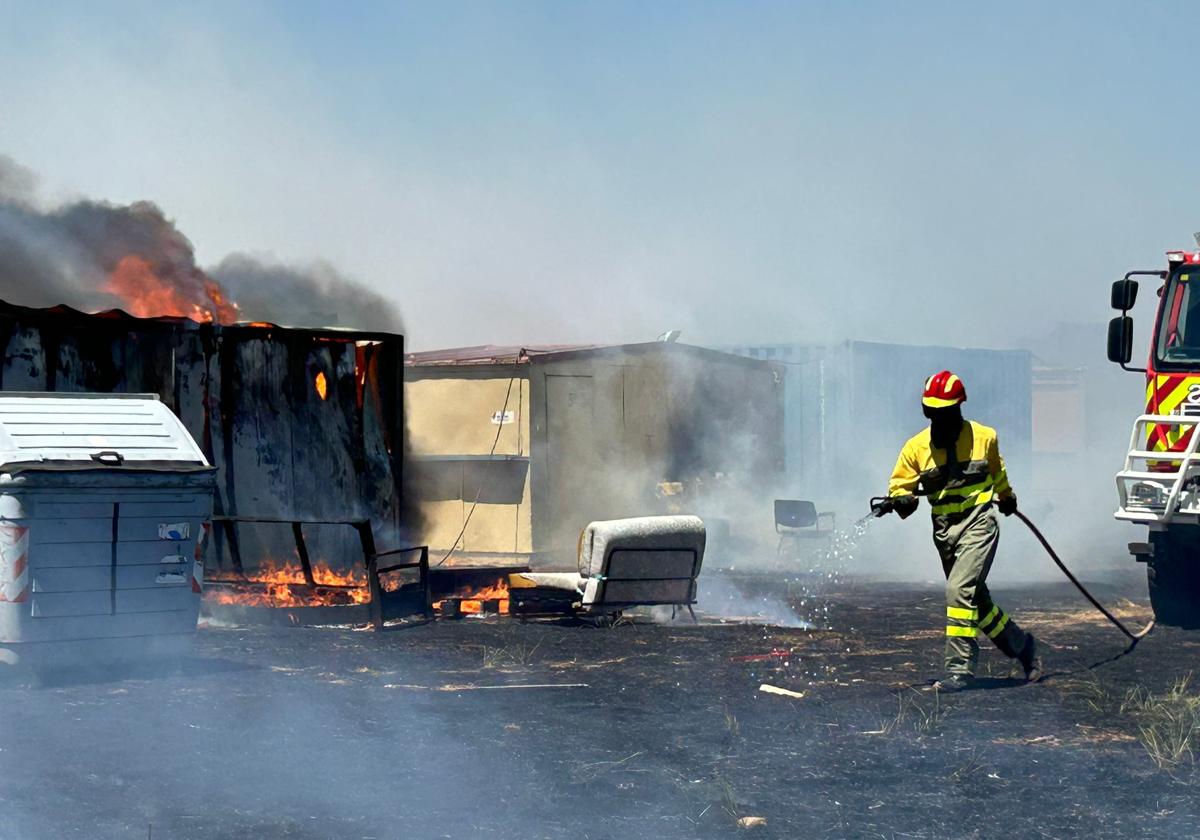 Varias casetas dispuestas para las fiestas de Santa Marta arden en un incendio