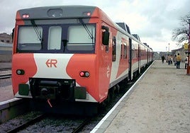 Uno de los trenes de la serie 592, circulando en Extremadura.
