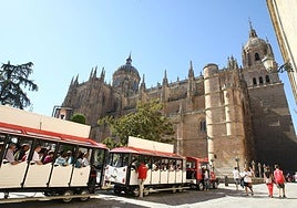 El tren, parado en su estación de origen, en la plaza de Anaya.